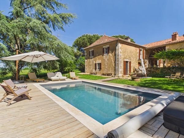 Charmant ensemble en pierre avec piscine dans un cadre magnifique