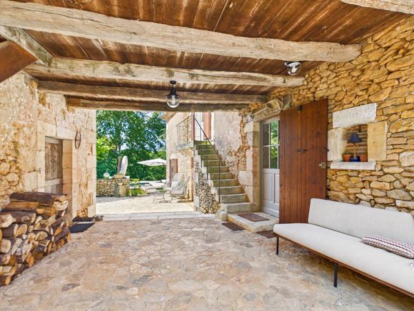 Charmant ensemble en pierre avec piscine dans un cadre magnifique
