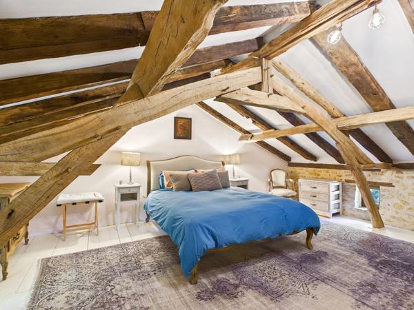 Charmant ensemble en pierre avec piscine dans un cadre magnifique