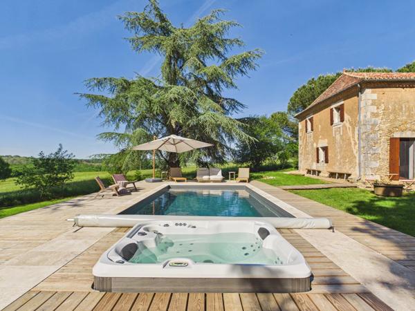 Charmant ensemble en pierre avec piscine dans un cadre magnifique