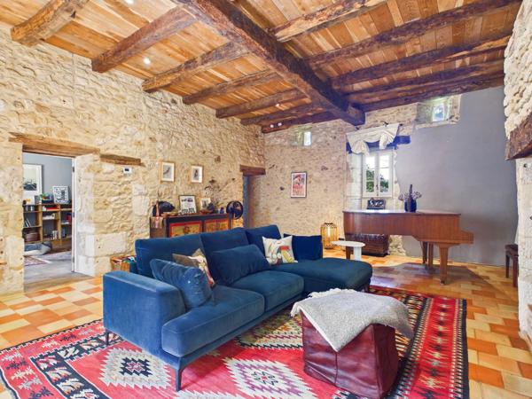 Charmant ensemble en pierre avec piscine dans un cadre magnifique