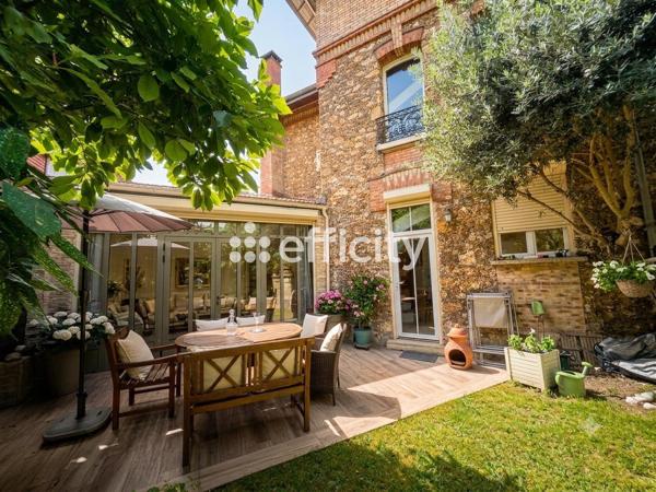 Maison
         6 pièces
        - 200 m² Exclusivité 1 230 000 € *