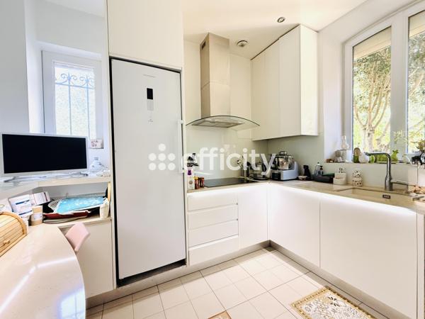 Maison
         6 pièces
        - 200 m² Exclusivité 1 230 000 € *