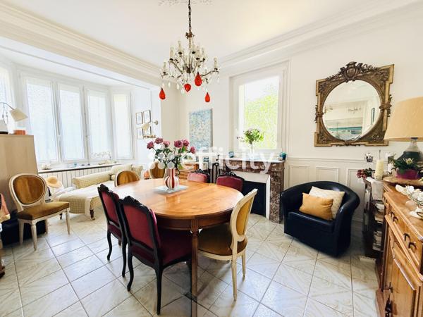 Maison
         6 pièces
        - 200 m² Exclusivité 1 230 000 € *