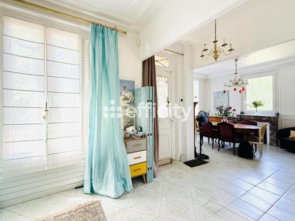 Maison
         6 pièces
        - 200 m² Exclusivité 1 230 000 € *