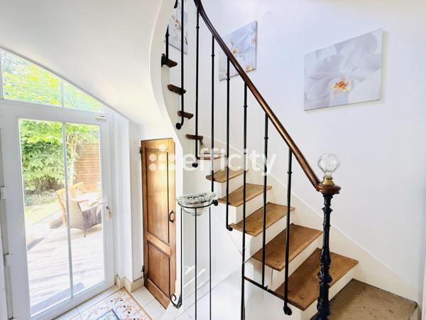 Maison
         6 pièces
        - 200 m² Exclusivité 1 230 000 € *