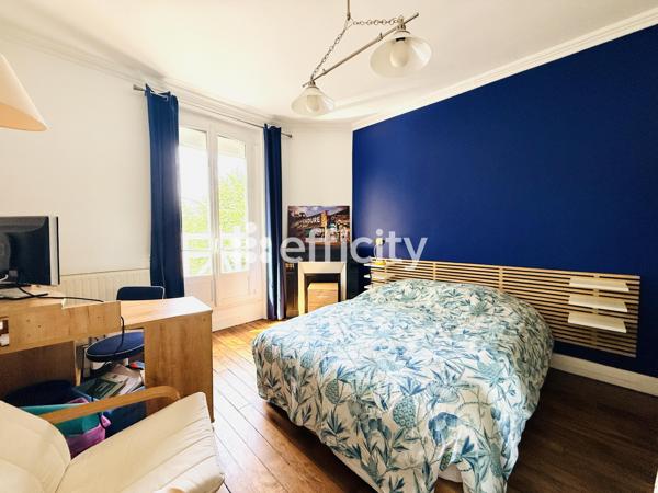 Maison
         6 pièces
        - 200 m² Exclusivité 1 230 000 € *