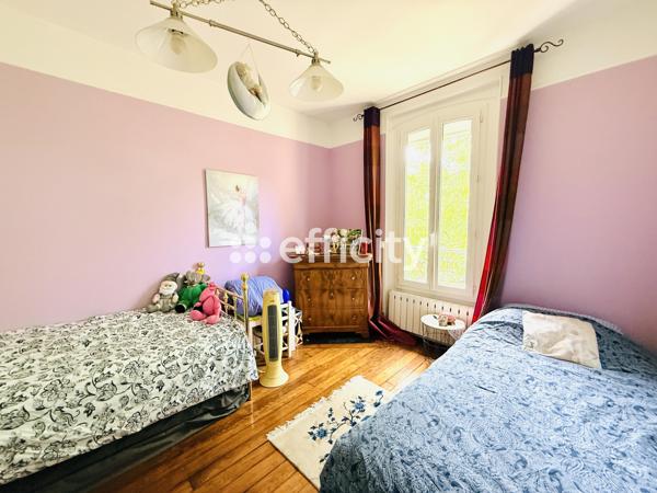 Maison
         6 pièces
        - 200 m² Exclusivité 1 230 000 € *