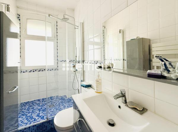 Maison
         6 pièces
        - 200 m² Exclusivité 1 230 000 € *