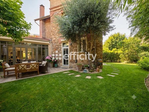 Maison
         6 pièces
        - 200 m² Exclusivité 1 230 000 € *