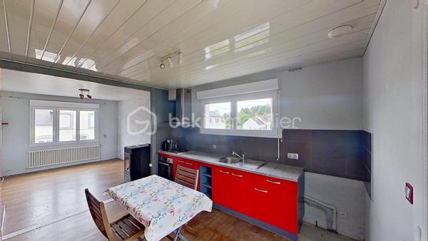 À découvrir sans tarder !
Située dans un environnement calme et verdoyant sur la commune de Gourin, cette maison de 93 m² offre un cadre de vie agréable, à proximité des commerces, écoles et services du quotidien.
Édifiée sur un terrain de 696 m², elle se compose : 
-	d'une pièce de vie conviviale avec cuisine ouverte sur le salon-séjour doté d’un poêle à pellets, idéale pour partager des moments en famille ou entre amis,

-	deux chambres confortables et lumineuses, 

-	une salle de bain, 

-	 un WC indépendant, 

-	A l’étage : vous bénéficierez de deux autres chambres spacieuses 

-	une grande pièce supplémentaire pouvant être aménagée selon vos besoins en salle de jeux, bureau, chambre d'appoint ou espace de loisirs, voir une salle d’eau avec WC 

-	un grand sous-sol avec garage complète l'ensemble et offre de nombreuses possibilités de rangement ou d'aménagement. 
À l'extérieur, vous profiterez d'un grand jardin agréable, parfait pour les repas en plein air, les jeux des enfants ou les moments de détente.
Cette maison représente une belle opportunité pour une famille et pour des primo-accédants, à la recherche d'un bien fonctionnel dans un cadre paisible, tout en restant proche de toutes commodités.
Les atouts :
•	un poêle à pellets
•	fenêtres changées en 2018
•	une cuisine ouverte sur la salle à manger
•	4 chambres dont deux au rez-de-chaussée
•	une pièce polyvalente (bureau, salle de jeux, chambre d'appoint...)
•	un vaste sous-sol complet avec garage
•	un grand jardin agréable
•	Proximité des commerces et des écoles