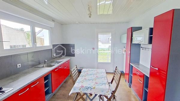 À découvrir sans tarder !
Située dans un environnement calme et verdoyant sur la commune de Gourin, cette maison de 93 m² offre un cadre de vie agréable, à proximité des commerces, écoles et services du quotidien.
Édifiée sur un terrain de 696 m², elle se compose : 
-	d'une pièce de vie conviviale avec cuisine ouverte sur le salon-séjour doté d’un poêle à pellets, idéale pour partager des moments en famille ou entre amis,

-	deux chambres confortables et lumineuses, 

-	une salle de bain, 

-	 un WC indépendant, 

-	A l’étage : vous bénéficierez de deux autres chambres spacieuses 

-	une grande pièce supplémentaire pouvant être aménagée selon vos besoins en salle de jeux, bureau, chambre d'appoint ou espace de loisirs, voir une salle d’eau avec WC 

-	un grand sous-sol avec garage complète l'ensemble et offre de nombreuses possibilités de rangement ou d'aménagement. 
À l'extérieur, vous profiterez d'un grand jardin agréable, parfait pour les repas en plein air, les jeux des enfants ou les moments de détente.
Cette maison représente une belle opportunité pour une famille et pour des primo-accédants, à la recherche d'un bien fonctionnel dans un cadre paisible, tout en restant proche de toutes commodités.
Les atouts :
•	un poêle à pellets
•	fenêtres changées en 2018
•	une cuisine ouverte sur la salle à manger
•	4 chambres dont deux au rez-de-chaussée
•	une pièce polyvalente (bureau, salle de jeux, chambre d'appoint...)
•	un vaste sous-sol complet avec garage
•	un grand jardin agréable
•	Proximité des commerces et des écoles