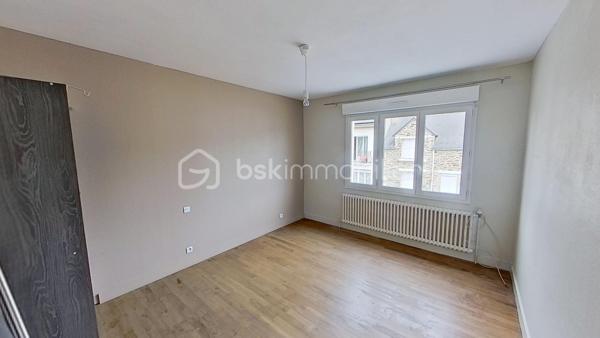 À découvrir sans tarder !
Située dans un environnement calme et verdoyant sur la commune de Gourin, cette maison de 93 m² offre un cadre de vie agréable, à proximité des commerces, écoles et services du quotidien.
Édifiée sur un terrain de 696 m², elle se compose : 
-	d'une pièce de vie conviviale avec cuisine ouverte sur le salon-séjour doté d’un poêle à pellets, idéale pour partager des moments en famille ou entre amis,

-	deux chambres confortables et lumineuses, 

-	une salle de bain, 

-	 un WC indépendant, 

-	A l’étage : vous bénéficierez de deux autres chambres spacieuses 

-	une grande pièce supplémentaire pouvant être aménagée selon vos besoins en salle de jeux, bureau, chambre d'appoint ou espace de loisirs, voir une salle d’eau avec WC 

-	un grand sous-sol avec garage complète l'ensemble et offre de nombreuses possibilités de rangement ou d'aménagement. 
À l'extérieur, vous profiterez d'un grand jardin agréable, parfait pour les repas en plein air, les jeux des enfants ou les moments de détente.
Cette maison représente une belle opportunité pour une famille et pour des primo-accédants, à la recherche d'un bien fonctionnel dans un cadre paisible, tout en restant proche de toutes commodités.
Les atouts :
•	un poêle à pellets
•	fenêtres changées en 2018
•	une cuisine ouverte sur la salle à manger
•	4 chambres dont deux au rez-de-chaussée
•	une pièce polyvalente (bureau, salle de jeux, chambre d'appoint...)
•	un vaste sous-sol complet avec garage
•	un grand jardin agréable
•	Proximité des commerces et des écoles