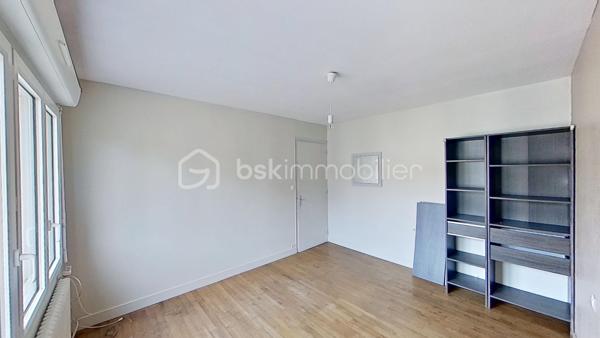 À découvrir sans tarder !
Située dans un environnement calme et verdoyant sur la commune de Gourin, cette maison de 93 m² offre un cadre de vie agréable, à proximité des commerces, écoles et services du quotidien.
Édifiée sur un terrain de 696 m², elle se compose : 
-	d'une pièce de vie conviviale avec cuisine ouverte sur le salon-séjour doté d’un poêle à pellets, idéale pour partager des moments en famille ou entre amis,

-	deux chambres confortables et lumineuses, 

-	une salle de bain, 

-	 un WC indépendant, 

-	A l’étage : vous bénéficierez de deux autres chambres spacieuses 

-	une grande pièce supplémentaire pouvant être aménagée selon vos besoins en salle de jeux, bureau, chambre d'appoint ou espace de loisirs, voir une salle d’eau avec WC 

-	un grand sous-sol avec garage complète l'ensemble et offre de nombreuses possibilités de rangement ou d'aménagement. 
À l'extérieur, vous profiterez d'un grand jardin agréable, parfait pour les repas en plein air, les jeux des enfants ou les moments de détente.
Cette maison représente une belle opportunité pour une famille et pour des primo-accédants, à la recherche d'un bien fonctionnel dans un cadre paisible, tout en restant proche de toutes commodités.
Les atouts :
•	un poêle à pellets
•	fenêtres changées en 2018
•	une cuisine ouverte sur la salle à manger
•	4 chambres dont deux au rez-de-chaussée
•	une pièce polyvalente (bureau, salle de jeux, chambre d'appoint...)
•	un vaste sous-sol complet avec garage
•	un grand jardin agréable
•	Proximité des commerces et des écoles
