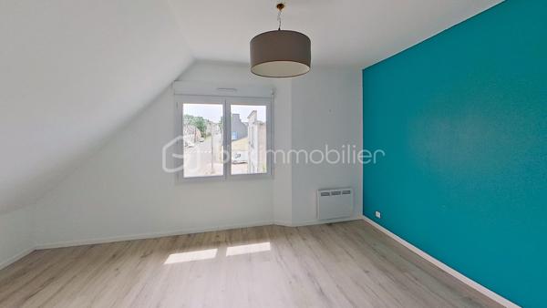À découvrir sans tarder !
Située dans un environnement calme et verdoyant sur la commune de Gourin, cette maison de 93 m² offre un cadre de vie agréable, à proximité des commerces, écoles et services du quotidien.
Édifiée sur un terrain de 696 m², elle se compose : 
-	d'une pièce de vie conviviale avec cuisine ouverte sur le salon-séjour doté d’un poêle à pellets, idéale pour partager des moments en famille ou entre amis,

-	deux chambres confortables et lumineuses, 

-	une salle de bain, 

-	 un WC indépendant, 

-	A l’étage : vous bénéficierez de deux autres chambres spacieuses 

-	une grande pièce supplémentaire pouvant être aménagée selon vos besoins en salle de jeux, bureau, chambre d'appoint ou espace de loisirs, voir une salle d’eau avec WC 

-	un grand sous-sol avec garage complète l'ensemble et offre de nombreuses possibilités de rangement ou d'aménagement. 
À l'extérieur, vous profiterez d'un grand jardin agréable, parfait pour les repas en plein air, les jeux des enfants ou les moments de détente.
Cette maison représente une belle opportunité pour une famille et pour des primo-accédants, à la recherche d'un bien fonctionnel dans un cadre paisible, tout en restant proche de toutes commodités.
Les atouts :
•	un poêle à pellets
•	fenêtres changées en 2018
•	une cuisine ouverte sur la salle à manger
•	4 chambres dont deux au rez-de-chaussée
•	une pièce polyvalente (bureau, salle de jeux, chambre d'appoint...)
•	un vaste sous-sol complet avec garage
•	un grand jardin agréable
•	Proximité des commerces et des écoles