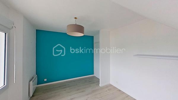 À découvrir sans tarder !
Située dans un environnement calme et verdoyant sur la commune de Gourin, cette maison de 93 m² offre un cadre de vie agréable, à proximité des commerces, écoles et services du quotidien.
Édifiée sur un terrain de 696 m², elle se compose : 
-	d'une pièce de vie conviviale avec cuisine ouverte sur le salon-séjour doté d’un poêle à pellets, idéale pour partager des moments en famille ou entre amis,

-	deux chambres confortables et lumineuses, 

-	une salle de bain, 

-	 un WC indépendant, 

-	A l’étage : vous bénéficierez de deux autres chambres spacieuses 

-	une grande pièce supplémentaire pouvant être aménagée selon vos besoins en salle de jeux, bureau, chambre d'appoint ou espace de loisirs, voir une salle d’eau avec WC 

-	un grand sous-sol avec garage complète l'ensemble et offre de nombreuses possibilités de rangement ou d'aménagement. 
À l'extérieur, vous profiterez d'un grand jardin agréable, parfait pour les repas en plein air, les jeux des enfants ou les moments de détente.
Cette maison représente une belle opportunité pour une famille et pour des primo-accédants, à la recherche d'un bien fonctionnel dans un cadre paisible, tout en restant proche de toutes commodités.
Les atouts :
•	un poêle à pellets
•	fenêtres changées en 2018
•	une cuisine ouverte sur la salle à manger
•	4 chambres dont deux au rez-de-chaussée
•	une pièce polyvalente (bureau, salle de jeux, chambre d'appoint...)
•	un vaste sous-sol complet avec garage
•	un grand jardin agréable
•	Proximité des commerces et des écoles