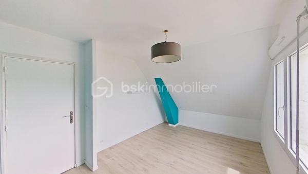 À découvrir sans tarder !
Située dans un environnement calme et verdoyant sur la commune de Gourin, cette maison de 93 m² offre un cadre de vie agréable, à proximité des commerces, écoles et services du quotidien.
Édifiée sur un terrain de 696 m², elle se compose : 
-	d'une pièce de vie conviviale avec cuisine ouverte sur le salon-séjour doté d’un poêle à pellets, idéale pour partager des moments en famille ou entre amis,

-	deux chambres confortables et lumineuses, 

-	une salle de bain, 

-	 un WC indépendant, 

-	A l’étage : vous bénéficierez de deux autres chambres spacieuses 

-	une grande pièce supplémentaire pouvant être aménagée selon vos besoins en salle de jeux, bureau, chambre d'appoint ou espace de loisirs, voir une salle d’eau avec WC 

-	un grand sous-sol avec garage complète l'ensemble et offre de nombreuses possibilités de rangement ou d'aménagement. 
À l'extérieur, vous profiterez d'un grand jardin agréable, parfait pour les repas en plein air, les jeux des enfants ou les moments de détente.
Cette maison représente une belle opportunité pour une famille et pour des primo-accédants, à la recherche d'un bien fonctionnel dans un cadre paisible, tout en restant proche de toutes commodités.
Les atouts :
•	un poêle à pellets
•	fenêtres changées en 2018
•	une cuisine ouverte sur la salle à manger
•	4 chambres dont deux au rez-de-chaussée
•	une pièce polyvalente (bureau, salle de jeux, chambre d'appoint...)
•	un vaste sous-sol complet avec garage
•	un grand jardin agréable
•	Proximité des commerces et des écoles