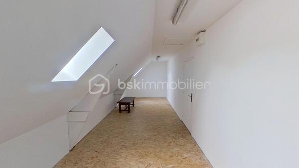 À découvrir sans tarder !
Située dans un environnement calme et verdoyant sur la commune de Gourin, cette maison de 93 m² offre un cadre de vie agréable, à proximité des commerces, écoles et services du quotidien.
Édifiée sur un terrain de 696 m², elle se compose : 
-	d'une pièce de vie conviviale avec cuisine ouverte sur le salon-séjour doté d’un poêle à pellets, idéale pour partager des moments en famille ou entre amis,

-	deux chambres confortables et lumineuses, 

-	une salle de bain, 

-	 un WC indépendant, 

-	A l’étage : vous bénéficierez de deux autres chambres spacieuses 

-	une grande pièce supplémentaire pouvant être aménagée selon vos besoins en salle de jeux, bureau, chambre d'appoint ou espace de loisirs, voir une salle d’eau avec WC 

-	un grand sous-sol avec garage complète l'ensemble et offre de nombreuses possibilités de rangement ou d'aménagement. 
À l'extérieur, vous profiterez d'un grand jardin agréable, parfait pour les repas en plein air, les jeux des enfants ou les moments de détente.
Cette maison représente une belle opportunité pour une famille et pour des primo-accédants, à la recherche d'un bien fonctionnel dans un cadre paisible, tout en restant proche de toutes commodités.
Les atouts :
•	un poêle à pellets
•	fenêtres changées en 2018
•	une cuisine ouverte sur la salle à manger
•	4 chambres dont deux au rez-de-chaussée
•	une pièce polyvalente (bureau, salle de jeux, chambre d'appoint...)
•	un vaste sous-sol complet avec garage
•	un grand jardin agréable
•	Proximité des commerces et des écoles