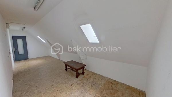 À découvrir sans tarder !
Située dans un environnement calme et verdoyant sur la commune de Gourin, cette maison de 93 m² offre un cadre de vie agréable, à proximité des commerces, écoles et services du quotidien.
Édifiée sur un terrain de 696 m², elle se compose : 
-	d'une pièce de vie conviviale avec cuisine ouverte sur le salon-séjour doté d’un poêle à pellets, idéale pour partager des moments en famille ou entre amis,

-	deux chambres confortables et lumineuses, 

-	une salle de bain, 

-	 un WC indépendant, 

-	A l’étage : vous bénéficierez de deux autres chambres spacieuses 

-	une grande pièce supplémentaire pouvant être aménagée selon vos besoins en salle de jeux, bureau, chambre d'appoint ou espace de loisirs, voir une salle d’eau avec WC 

-	un grand sous-sol avec garage complète l'ensemble et offre de nombreuses possibilités de rangement ou d'aménagement. 
À l'extérieur, vous profiterez d'un grand jardin agréable, parfait pour les repas en plein air, les jeux des enfants ou les moments de détente.
Cette maison représente une belle opportunité pour une famille et pour des primo-accédants, à la recherche d'un bien fonctionnel dans un cadre paisible, tout en restant proche de toutes commodités.
Les atouts :
•	un poêle à pellets
•	fenêtres changées en 2018
•	une cuisine ouverte sur la salle à manger
•	4 chambres dont deux au rez-de-chaussée
•	une pièce polyvalente (bureau, salle de jeux, chambre d'appoint...)
•	un vaste sous-sol complet avec garage
•	un grand jardin agréable
•	Proximité des commerces et des écoles