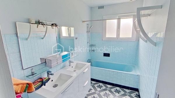 À découvrir sans tarder !
Située dans un environnement calme et verdoyant sur la commune de Gourin, cette maison de 93 m² offre un cadre de vie agréable, à proximité des commerces, écoles et services du quotidien.
Édifiée sur un terrain de 696 m², elle se compose : 
-	d'une pièce de vie conviviale avec cuisine ouverte sur le salon-séjour doté d’un poêle à pellets, idéale pour partager des moments en famille ou entre amis,

-	deux chambres confortables et lumineuses, 

-	une salle de bain, 

-	 un WC indépendant, 

-	A l’étage : vous bénéficierez de deux autres chambres spacieuses 

-	une grande pièce supplémentaire pouvant être aménagée selon vos besoins en salle de jeux, bureau, chambre d'appoint ou espace de loisirs, voir une salle d’eau avec WC 

-	un grand sous-sol avec garage complète l'ensemble et offre de nombreuses possibilités de rangement ou d'aménagement. 
À l'extérieur, vous profiterez d'un grand jardin agréable, parfait pour les repas en plein air, les jeux des enfants ou les moments de détente.
Cette maison représente une belle opportunité pour une famille et pour des primo-accédants, à la recherche d'un bien fonctionnel dans un cadre paisible, tout en restant proche de toutes commodités.
Les atouts :
•	un poêle à pellets
•	fenêtres changées en 2018
•	une cuisine ouverte sur la salle à manger
•	4 chambres dont deux au rez-de-chaussée
•	une pièce polyvalente (bureau, salle de jeux, chambre d'appoint...)
•	un vaste sous-sol complet avec garage
•	un grand jardin agréable
•	Proximité des commerces et des écoles