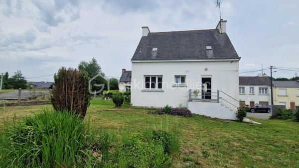 À découvrir sans tarder !
Située dans un environnement calme et verdoyant sur la commune de Gourin, cette maison de 93 m² offre un cadre de vie agréable, à proximité des commerces, écoles et services du quotidien.
Édifiée sur un terrain de 696 m², elle se compose : 
-	d'une pièce de vie conviviale avec cuisine ouverte sur le salon-séjour doté d’un poêle à pellets, idéale pour partager des moments en famille ou entre amis,

-	deux chambres confortables et lumineuses, 

-	une salle de bain, 

-	 un WC indépendant, 

-	A l’étage : vous bénéficierez de deux autres chambres spacieuses 

-	une grande pièce supplémentaire pouvant être aménagée selon vos besoins en salle de jeux, bureau, chambre d'appoint ou espace de loisirs, voir une salle d’eau avec WC 

-	un grand sous-sol avec garage complète l'ensemble et offre de nombreuses possibilités de rangement ou d'aménagement. 
À l'extérieur, vous profiterez d'un grand jardin agréable, parfait pour les repas en plein air, les jeux des enfants ou les moments de détente.
Cette maison représente une belle opportunité pour une famille et pour des primo-accédants, à la recherche d'un bien fonctionnel dans un cadre paisible, tout en restant proche de toutes commodités.
Les atouts :
•	un poêle à pellets
•	fenêtres changées en 2018
•	une cuisine ouverte sur la salle à manger
•	4 chambres dont deux au rez-de-chaussée
•	une pièce polyvalente (bureau, salle de jeux, chambre d'appoint...)
•	un vaste sous-sol complet avec garage
•	un grand jardin agréable
•	Proximité des commerces et des écoles