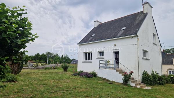 À découvrir sans tarder !
Située dans un environnement calme et verdoyant sur la commune de Gourin, cette maison de 93 m² offre un cadre de vie agréable, à proximité des commerces, écoles et services du quotidien.
Édifiée sur un terrain de 696 m², elle se compose : 
-	d'une pièce de vie conviviale avec cuisine ouverte sur le salon-séjour doté d’un poêle à pellets, idéale pour partager des moments en famille ou entre amis,

-	deux chambres confortables et lumineuses, 

-	une salle de bain, 

-	 un WC indépendant, 

-	A l’étage : vous bénéficierez de deux autres chambres spacieuses 

-	une grande pièce supplémentaire pouvant être aménagée selon vos besoins en salle de jeux, bureau, chambre d'appoint ou espace de loisirs, voir une salle d’eau avec WC 

-	un grand sous-sol avec garage complète l'ensemble et offre de nombreuses possibilités de rangement ou d'aménagement. 
À l'extérieur, vous profiterez d'un grand jardin agréable, parfait pour les repas en plein air, les jeux des enfants ou les moments de détente.
Cette maison représente une belle opportunité pour une famille et pour des primo-accédants, à la recherche d'un bien fonctionnel dans un cadre paisible, tout en restant proche de toutes commodités.
Les atouts :
•	un poêle à pellets
•	fenêtres changées en 2018
•	une cuisine ouverte sur la salle à manger
•	4 chambres dont deux au rez-de-chaussée
•	une pièce polyvalente (bureau, salle de jeux, chambre d'appoint...)
•	un vaste sous-sol complet avec garage
•	un grand jardin agréable
•	Proximité des commerces et des écoles