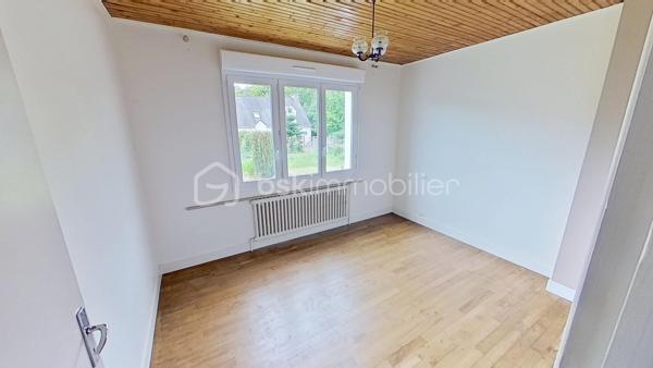 À découvrir sans tarder !
Située dans un environnement calme et verdoyant sur la commune de Gourin, cette maison de 93 m² offre un cadre de vie agréable, à proximité des commerces, écoles et services du quotidien.
Édifiée sur un terrain de 696 m², elle se compose : 
-	d'une pièce de vie conviviale avec cuisine ouverte sur le salon-séjour doté d’un poêle à pellets, idéale pour partager des moments en famille ou entre amis,

-	deux chambres confortables et lumineuses, 

-	une salle de bain, 

-	 un WC indépendant, 

-	A l’étage : vous bénéficierez de deux autres chambres spacieuses 

-	une grande pièce supplémentaire pouvant être aménagée selon vos besoins en salle de jeux, bureau, chambre d'appoint ou espace de loisirs, voir une salle d’eau avec WC 

-	un grand sous-sol avec garage complète l'ensemble et offre de nombreuses possibilités de rangement ou d'aménagement. 
À l'extérieur, vous profiterez d'un grand jardin agréable, parfait pour les repas en plein air, les jeux des enfants ou les moments de détente.
Cette maison représente une belle opportunité pour une famille et pour des primo-accédants, à la recherche d'un bien fonctionnel dans un cadre paisible, tout en restant proche de toutes commodités.
Les atouts :
•	un poêle à pellets
•	fenêtres changées en 2018
•	une cuisine ouverte sur la salle à manger
•	4 chambres dont deux au rez-de-chaussée
•	une pièce polyvalente (bureau, salle de jeux, chambre d'appoint...)
•	un vaste sous-sol complet avec garage
•	un grand jardin agréable
•	Proximité des commerces et des écoles