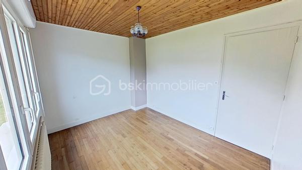 À découvrir sans tarder !
Située dans un environnement calme et verdoyant sur la commune de Gourin, cette maison de 93 m² offre un cadre de vie agréable, à proximité des commerces, écoles et services du quotidien.
Édifiée sur un terrain de 696 m², elle se compose : 
-	d'une pièce de vie conviviale avec cuisine ouverte sur le salon-séjour doté d’un poêle à pellets, idéale pour partager des moments en famille ou entre amis,

-	deux chambres confortables et lumineuses, 

-	une salle de bain, 

-	 un WC indépendant, 

-	A l’étage : vous bénéficierez de deux autres chambres spacieuses 

-	une grande pièce supplémentaire pouvant être aménagée selon vos besoins en salle de jeux, bureau, chambre d'appoint ou espace de loisirs, voir une salle d’eau avec WC 

-	un grand sous-sol avec garage complète l'ensemble et offre de nombreuses possibilités de rangement ou d'aménagement. 
À l'extérieur, vous profiterez d'un grand jardin agréable, parfait pour les repas en plein air, les jeux des enfants ou les moments de détente.
Cette maison représente une belle opportunité pour une famille et pour des primo-accédants, à la recherche d'un bien fonctionnel dans un cadre paisible, tout en restant proche de toutes commodités.
Les atouts :
•	un poêle à pellets
•	fenêtres changées en 2018
•	une cuisine ouverte sur la salle à manger
•	4 chambres dont deux au rez-de-chaussée
•	une pièce polyvalente (bureau, salle de jeux, chambre d'appoint...)
•	un vaste sous-sol complet avec garage
•	un grand jardin agréable
•	Proximité des commerces et des écoles