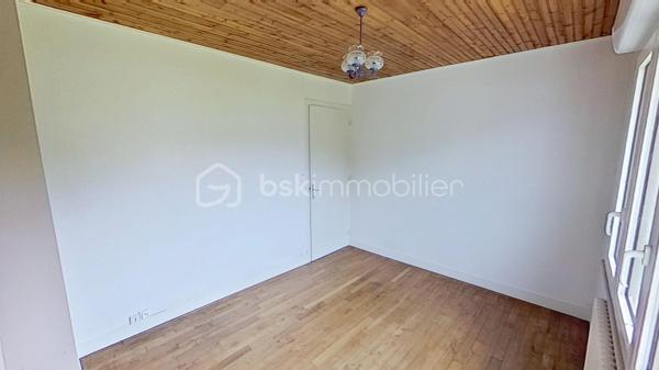 À découvrir sans tarder !
Située dans un environnement calme et verdoyant sur la commune de Gourin, cette maison de 93 m² offre un cadre de vie agréable, à proximité des commerces, écoles et services du quotidien.
Édifiée sur un terrain de 696 m², elle se compose : 
-	d'une pièce de vie conviviale avec cuisine ouverte sur le salon-séjour doté d’un poêle à pellets, idéale pour partager des moments en famille ou entre amis,

-	deux chambres confortables et lumineuses, 

-	une salle de bain, 

-	 un WC indépendant, 

-	A l’étage : vous bénéficierez de deux autres chambres spacieuses 

-	une grande pièce supplémentaire pouvant être aménagée selon vos besoins en salle de jeux, bureau, chambre d'appoint ou espace de loisirs, voir une salle d’eau avec WC 

-	un grand sous-sol avec garage complète l'ensemble et offre de nombreuses possibilités de rangement ou d'aménagement. 
À l'extérieur, vous profiterez d'un grand jardin agréable, parfait pour les repas en plein air, les jeux des enfants ou les moments de détente.
Cette maison représente une belle opportunité pour une famille et pour des primo-accédants, à la recherche d'un bien fonctionnel dans un cadre paisible, tout en restant proche de toutes commodités.
Les atouts :
•	un poêle à pellets
•	fenêtres changées en 2018
•	une cuisine ouverte sur la salle à manger
•	4 chambres dont deux au rez-de-chaussée
•	une pièce polyvalente (bureau, salle de jeux, chambre d'appoint...)
•	un vaste sous-sol complet avec garage
•	un grand jardin agréable
•	Proximité des commerces et des écoles