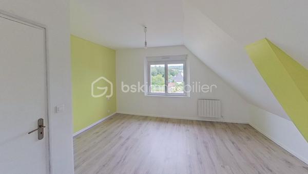 À découvrir sans tarder !
Située dans un environnement calme et verdoyant sur la commune de Gourin, cette maison de 93 m² offre un cadre de vie agréable, à proximité des commerces, écoles et services du quotidien.
Édifiée sur un terrain de 696 m², elle se compose : 
-	d'une pièce de vie conviviale avec cuisine ouverte sur le salon-séjour doté d’un poêle à pellets, idéale pour partager des moments en famille ou entre amis,

-	deux chambres confortables et lumineuses, 

-	une salle de bain, 

-	 un WC indépendant, 

-	A l’étage : vous bénéficierez de deux autres chambres spacieuses 

-	une grande pièce supplémentaire pouvant être aménagée selon vos besoins en salle de jeux, bureau, chambre d'appoint ou espace de loisirs, voir une salle d’eau avec WC 

-	un grand sous-sol avec garage complète l'ensemble et offre de nombreuses possibilités de rangement ou d'aménagement. 
À l'extérieur, vous profiterez d'un grand jardin agréable, parfait pour les repas en plein air, les jeux des enfants ou les moments de détente.
Cette maison représente une belle opportunité pour une famille et pour des primo-accédants, à la recherche d'un bien fonctionnel dans un cadre paisible, tout en restant proche de toutes commodités.
Les atouts :
•	un poêle à pellets
•	fenêtres changées en 2018
•	une cuisine ouverte sur la salle à manger
•	4 chambres dont deux au rez-de-chaussée
•	une pièce polyvalente (bureau, salle de jeux, chambre d'appoint...)
•	un vaste sous-sol complet avec garage
•	un grand jardin agréable
•	Proximité des commerces et des écoles