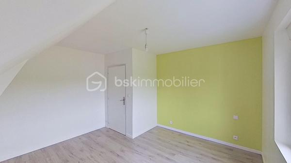 À découvrir sans tarder !
Située dans un environnement calme et verdoyant sur la commune de Gourin, cette maison de 93 m² offre un cadre de vie agréable, à proximité des commerces, écoles et services du quotidien.
Édifiée sur un terrain de 696 m², elle se compose : 
-	d'une pièce de vie conviviale avec cuisine ouverte sur le salon-séjour doté d’un poêle à pellets, idéale pour partager des moments en famille ou entre amis,

-	deux chambres confortables et lumineuses, 

-	une salle de bain, 

-	 un WC indépendant, 

-	A l’étage : vous bénéficierez de deux autres chambres spacieuses 

-	une grande pièce supplémentaire pouvant être aménagée selon vos besoins en salle de jeux, bureau, chambre d'appoint ou espace de loisirs, voir une salle d’eau avec WC 

-	un grand sous-sol avec garage complète l'ensemble et offre de nombreuses possibilités de rangement ou d'aménagement. 
À l'extérieur, vous profiterez d'un grand jardin agréable, parfait pour les repas en plein air, les jeux des enfants ou les moments de détente.
Cette maison représente une belle opportunité pour une famille et pour des primo-accédants, à la recherche d'un bien fonctionnel dans un cadre paisible, tout en restant proche de toutes commodités.
Les atouts :
•	un poêle à pellets
•	fenêtres changées en 2018
•	une cuisine ouverte sur la salle à manger
•	4 chambres dont deux au rez-de-chaussée
•	une pièce polyvalente (bureau, salle de jeux, chambre d'appoint...)
•	un vaste sous-sol complet avec garage
•	un grand jardin agréable
•	Proximité des commerces et des écoles