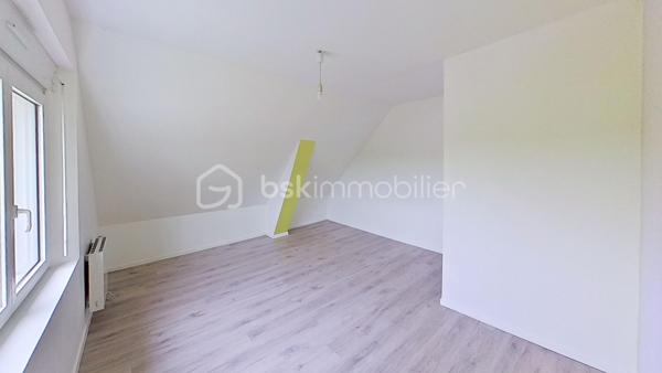 À découvrir sans tarder !
Située dans un environnement calme et verdoyant sur la commune de Gourin, cette maison de 93 m² offre un cadre de vie agréable, à proximité des commerces, écoles et services du quotidien.
Édifiée sur un terrain de 696 m², elle se compose : 
-	d'une pièce de vie conviviale avec cuisine ouverte sur le salon-séjour doté d’un poêle à pellets, idéale pour partager des moments en famille ou entre amis,

-	deux chambres confortables et lumineuses, 

-	une salle de bain, 

-	 un WC indépendant, 

-	A l’étage : vous bénéficierez de deux autres chambres spacieuses 

-	une grande pièce supplémentaire pouvant être aménagée selon vos besoins en salle de jeux, bureau, chambre d'appoint ou espace de loisirs, voir une salle d’eau avec WC 

-	un grand sous-sol avec garage complète l'ensemble et offre de nombreuses possibilités de rangement ou d'aménagement. 
À l'extérieur, vous profiterez d'un grand jardin agréable, parfait pour les repas en plein air, les jeux des enfants ou les moments de détente.
Cette maison représente une belle opportunité pour une famille et pour des primo-accédants, à la recherche d'un bien fonctionnel dans un cadre paisible, tout en restant proche de toutes commodités.
Les atouts :
•	un poêle à pellets
•	fenêtres changées en 2018
•	une cuisine ouverte sur la salle à manger
•	4 chambres dont deux au rez-de-chaussée
•	une pièce polyvalente (bureau, salle de jeux, chambre d'appoint...)
•	un vaste sous-sol complet avec garage
•	un grand jardin agréable
•	Proximité des commerces et des écoles