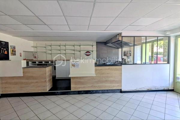 Idéalement situé en plein cœur de La Guerche-de-Bretagne, cet ensemble immobilier bénéficie d'un emplacement privilégié au sein d'un environnement commerçant et dynamique. À seulement quelques pas des écoles, commerces, bibliothèque, services et transports, il offre une excellente visibilité ainsi qu'un fort potentiel de développement.

L'immeuble se compose d'un local commercial d'environ 96 m² au rez-de-chaussée et d'un appartement de 54 m² à l'étage, avec possibilité d'aménagement complémentaire dans les combles.

Le local commercial, libre de toute occupation, comprend actuellement un espace bar/snacking, deux salles de restauration pouvant accueillir chacune une quinzaine de couverts, une cuisine ainsi que des sanitaires. Des travaux importants ont été réalisés il y a moins de cinq ans, permettant une remise en activité rapide. Une terrasse extérieure pourrait également être créée selon votre projet.

À l'étage, l'appartement nécessite une rénovation complète mais offre de belles perspectives d'aménagement. Sa configuration actuelle comprend plusieurs pièces à redistribuer selon vos envies. Les combles permettent d'envisager la création d'environ 15 m² habitables supplémentaires.

Grâce à son emplacement central, son accessibilité facilitée par un arrêt de bus au pied de l'immeuble et la présence d'un grand parking public à proximité immédiate, cet ensemble constitue une opportunité rare pour développer une activité professionnelle tout en bénéficiant d'un logement sur place, ou pour réaliser un investissement patrimonial de qualité.

Les plus :
✓ Centre-ville attractif
✓ Écoles, commerces et bibliothèque accessibles à pied
✓ Arrêt de bus au pied de l'immeuble
✓ Grand parking public à proximité
✓ Local commercial rénové et libre
✓ Possibilité de terrasse
✓ Fort potentiel de valorisation de l'appartement

Un bien polyvalent qui s'adapte à de nombreux projets professionnels ou d'investissement.