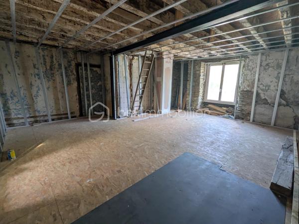 Idéalement situé en plein cœur de La Guerche-de-Bretagne, cet ensemble immobilier bénéficie d'un emplacement privilégié au sein d'un environnement commerçant et dynamique. À seulement quelques pas des écoles, commerces, bibliothèque, services et transports, il offre une excellente visibilité ainsi qu'un fort potentiel de développement.

L'immeuble se compose d'un local commercial d'environ 96 m² au rez-de-chaussée et d'un appartement de 54 m² à l'étage, avec possibilité d'aménagement complémentaire dans les combles.

Le local commercial, libre de toute occupation, comprend actuellement un espace bar/snacking, deux salles de restauration pouvant accueillir chacune une quinzaine de couverts, une cuisine ainsi que des sanitaires. Des travaux importants ont été réalisés il y a moins de cinq ans, permettant une remise en activité rapide. Une terrasse extérieure pourrait également être créée selon votre projet.

À l'étage, l'appartement nécessite une rénovation complète mais offre de belles perspectives d'aménagement. Sa configuration actuelle comprend plusieurs pièces à redistribuer selon vos envies. Les combles permettent d'envisager la création d'environ 15 m² habitables supplémentaires.

Grâce à son emplacement central, son accessibilité facilitée par un arrêt de bus au pied de l'immeuble et la présence d'un grand parking public à proximité immédiate, cet ensemble constitue une opportunité rare pour développer une activité professionnelle tout en bénéficiant d'un logement sur place, ou pour réaliser un investissement patrimonial de qualité.

Les plus :
✓ Centre-ville attractif
✓ Écoles, commerces et bibliothèque accessibles à pied
✓ Arrêt de bus au pied de l'immeuble
✓ Grand parking public à proximité
✓ Local commercial rénové et libre
✓ Possibilité de terrasse
✓ Fort potentiel de valorisation de l'appartement

Un bien polyvalent qui s'adapte à de nombreux projets professionnels ou d'investissement.