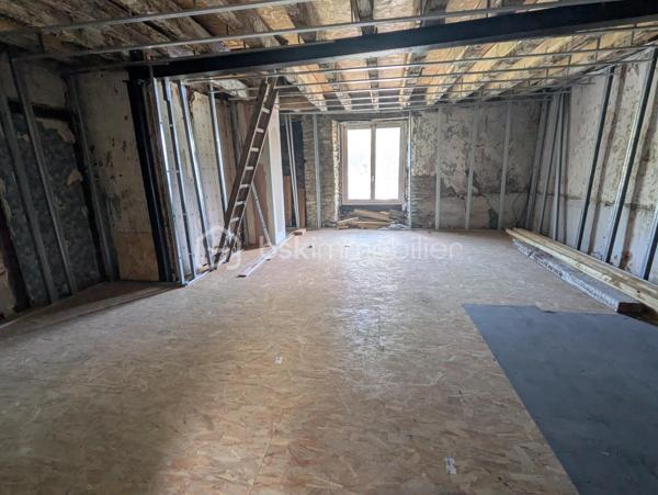 Idéalement situé en plein cœur de La Guerche-de-Bretagne, cet ensemble immobilier bénéficie d'un emplacement privilégié au sein d'un environnement commerçant et dynamique. À seulement quelques pas des écoles, commerces, bibliothèque, services et transports, il offre une excellente visibilité ainsi qu'un fort potentiel de développement.

L'immeuble se compose d'un local commercial d'environ 96 m² au rez-de-chaussée et d'un appartement de 54 m² à l'étage, avec possibilité d'aménagement complémentaire dans les combles.

Le local commercial, libre de toute occupation, comprend actuellement un espace bar/snacking, deux salles de restauration pouvant accueillir chacune une quinzaine de couverts, une cuisine ainsi que des sanitaires. Des travaux importants ont été réalisés il y a moins de cinq ans, permettant une remise en activité rapide. Une terrasse extérieure pourrait également être créée selon votre projet.

À l'étage, l'appartement nécessite une rénovation complète mais offre de belles perspectives d'aménagement. Sa configuration actuelle comprend plusieurs pièces à redistribuer selon vos envies. Les combles permettent d'envisager la création d'environ 15 m² habitables supplémentaires.

Grâce à son emplacement central, son accessibilité facilitée par un arrêt de bus au pied de l'immeuble et la présence d'un grand parking public à proximité immédiate, cet ensemble constitue une opportunité rare pour développer une activité professionnelle tout en bénéficiant d'un logement sur place, ou pour réaliser un investissement patrimonial de qualité.

Les plus :
✓ Centre-ville attractif
✓ Écoles, commerces et bibliothèque accessibles à pied
✓ Arrêt de bus au pied de l'immeuble
✓ Grand parking public à proximité
✓ Local commercial rénové et libre
✓ Possibilité de terrasse
✓ Fort potentiel de valorisation de l'appartement

Un bien polyvalent qui s'adapte à de nombreux projets professionnels ou d'investissement.