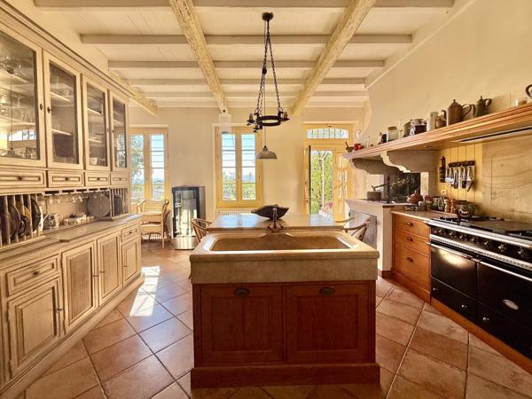 CARCASSONNE - Entièrement rénovée avec goût, 4.4 Ha de terrain et maison d'amis