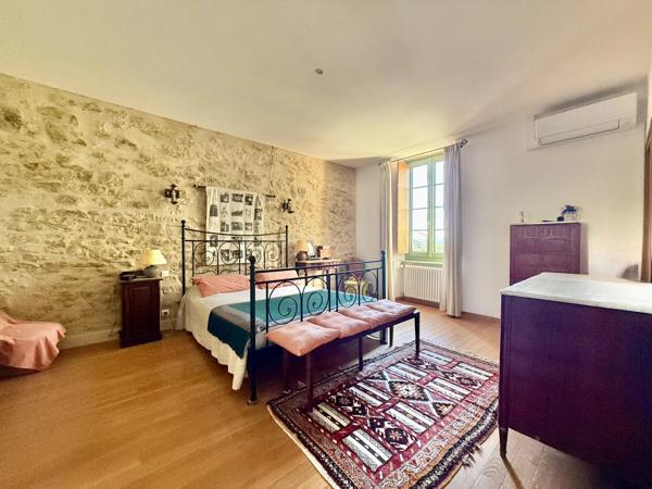 CARCASSONNE - Entièrement rénovée avec goût, 4.4 Ha de terrain et maison d'amis