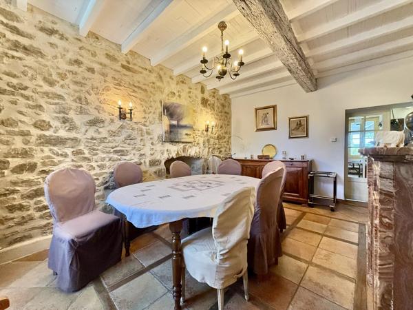 CARCASSONNE - Entièrement rénovée avec goût, 4.4 Ha de terrain et maison d'amis