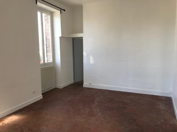Maison dans longère sans jardin rénovée de 85 m²