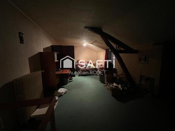 Maison de Ville avec grande cour et dépendances.