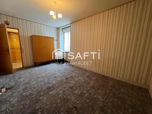 Maison de Ville avec grande cour et dépendances.