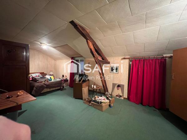 Maison de Ville avec grande cour et dépendances.