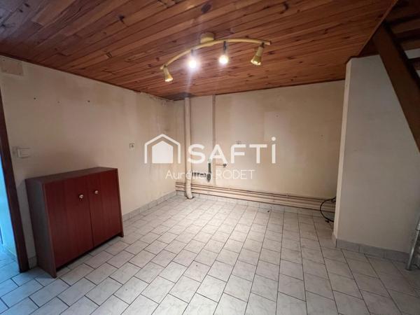 Maison de Ville avec grande cour et dépendances.