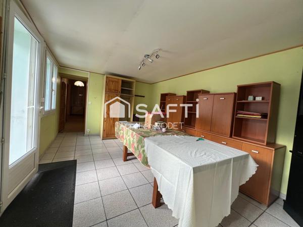 Maison de Ville avec grande cour et dépendances.