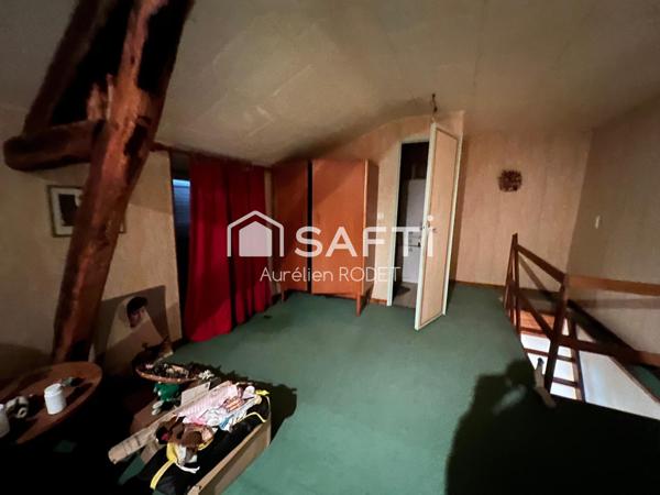 Maison de Ville avec grande cour et dépendances.