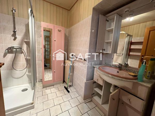 Maison de Ville avec grande cour et dépendances.