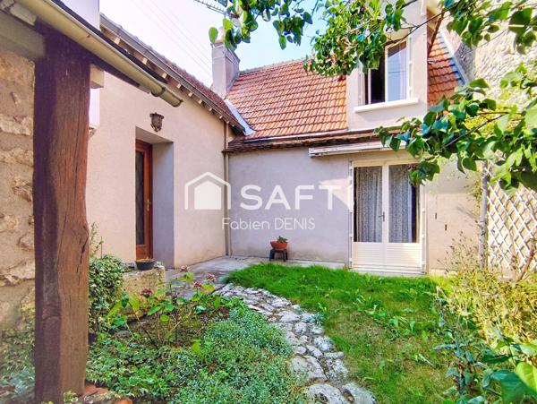 Maison de ville avec deux chambres et petite cour.