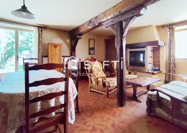 Maison de ville avec deux chambres et petite cour.