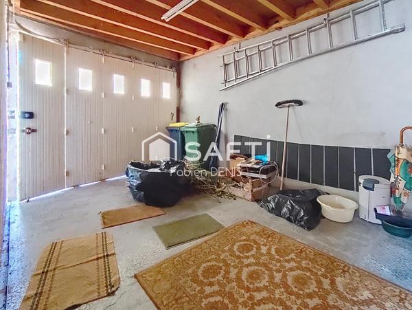 Maison de ville avec deux chambres et petite cour.