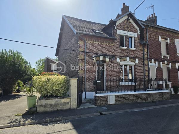 MAISON DE VILLE - 3 CHAMBRES - GRANDE PIECE DE VIE
En exclusivité, venez découvrir cette maison de ville semi-mitoyenne idéalement située dans un bon quartier de Tergnier, à proximité des écoles, collège, commerces, transports en commun et de la gare permettant de rejoindre Paris en seulement 1h30.
Derrière sa jolie façade, cette maison a su préserver tout le charme de l'ancien avec son parquet en chêne et ses moulures, tout en offrant des prestations confortables pour la vie quotidienne.
Le rez-de-chaussée propose un bel espace de vie de 43 m² comprenant un double séjour traversant et lumineux ouvert sur une cuisine aménagée et partiellement équipée. Dans le prolongement de la cuisine, une véranda de 16 m² constitue une véritable pièce de vie supplémentaire avec vue sur le jardin. Elle donne accès à une grande terrasse et à l'extérieur entièrement clos.
Une entrée accueillante ainsi qu'un WC indépendant complètent ce niveau.
À l'étage, le palier dessert trois belles chambres de 12 à 13 m² ainsi qu'une salle d'eau équipée d'un sanibroyeur et d'espaces de rangement.
Une cave, un atelier, une chaufferie-buanderie, deux grandes terrasses et un agréable jardin clos viennent enrichir les prestations de ce bien.
En bon état général, cette maison n'attend plus que votre touche personnelle pour révéler tout son potentiel et accueillir votre nouveau projet de vie.